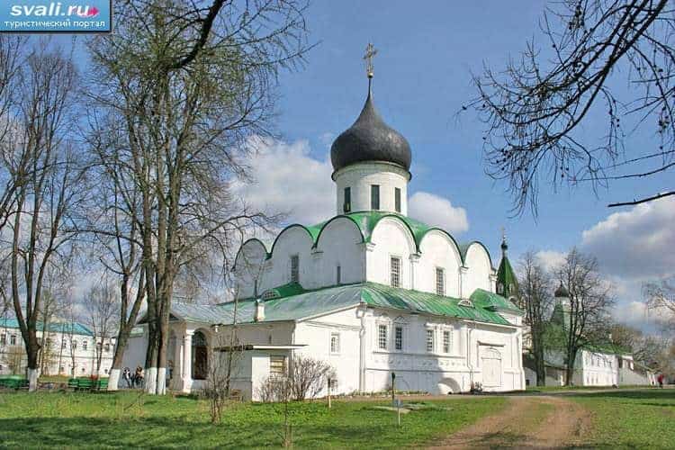 Explorar la Catedral de la Trinidad en Alexandrov; Visitar la Catedral de la Trinidad en Alexandrov; Que ver en la Catedral de la Trinidad en Alexandrov