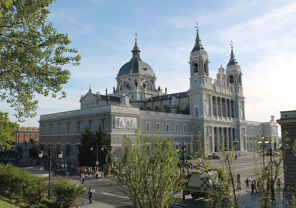 El parque alrededor de la Catedral de la Almudena en Madrid