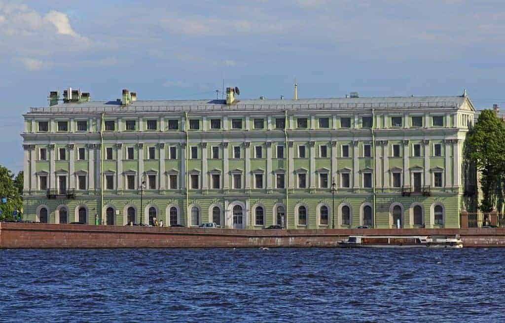 Visita el Terraplén en San Petersburgo