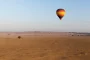 Dubái: globo al amanecer con desayuno y halcones (GetYourGuide)